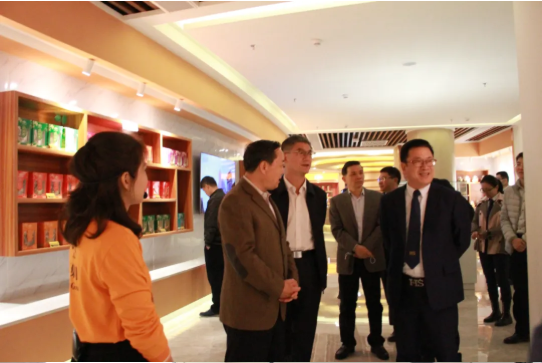 全國政協委員、南方國際友好聯絡會會長黃先耀一行蒞臨衍生健康醫藥產業園參