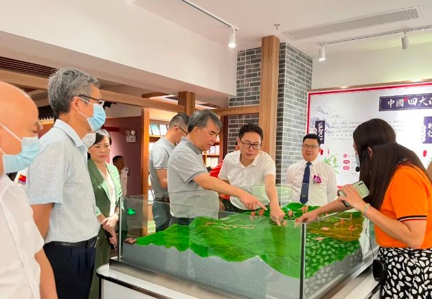 衍生動態丨省農業農村廳二級巡視員梁友強一行蒞臨衍生健康醫藥產業園參觀調