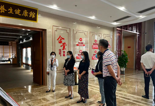 衍生動態丨廣東省委統戰部鄭曉紅蒞臨衍生健康醫藥產業園調研參觀