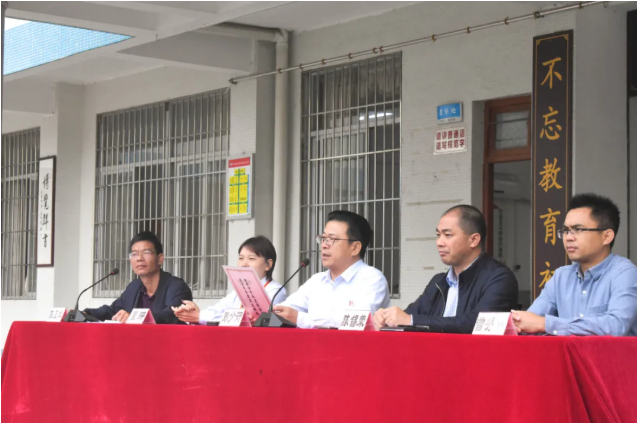 情系師生健康，愛心守護未來丨衍生健康醫藥向高村中學捐贈價值28萬元的“元旦禮品”