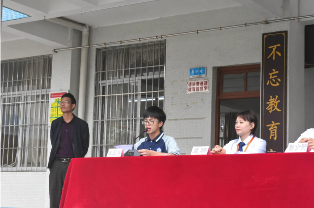 情系師生健康，愛心守護未來丨衍生健康醫藥向高村中學捐贈價值28萬元的“元旦禮品”