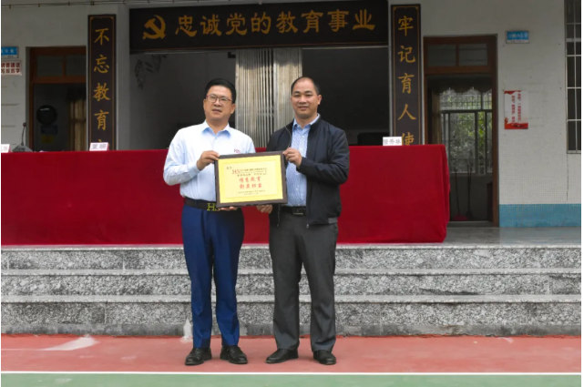 情系師生健康，愛心守護未來丨衍生健康醫藥向高村中學捐贈價值28萬元的“元旦禮品”